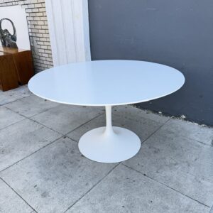 Saarinen Style Tulip Table